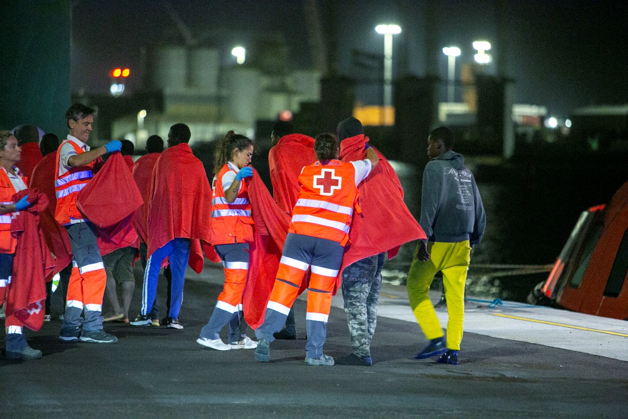 Atención de migrantes en Puerto Naos (Fotos: Juan Mateos)