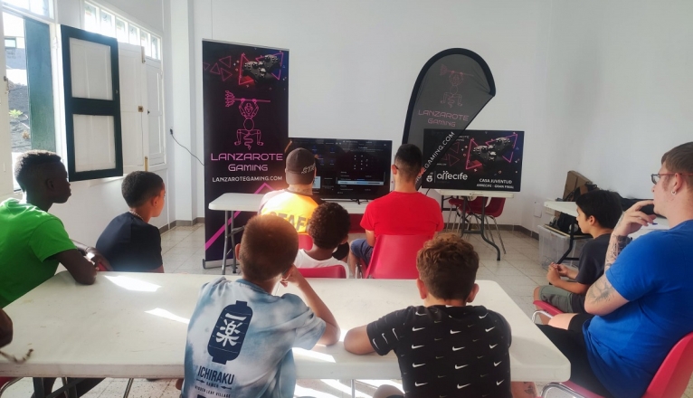 Participantes durante el torneo del 'I Arrecife Gaming' 