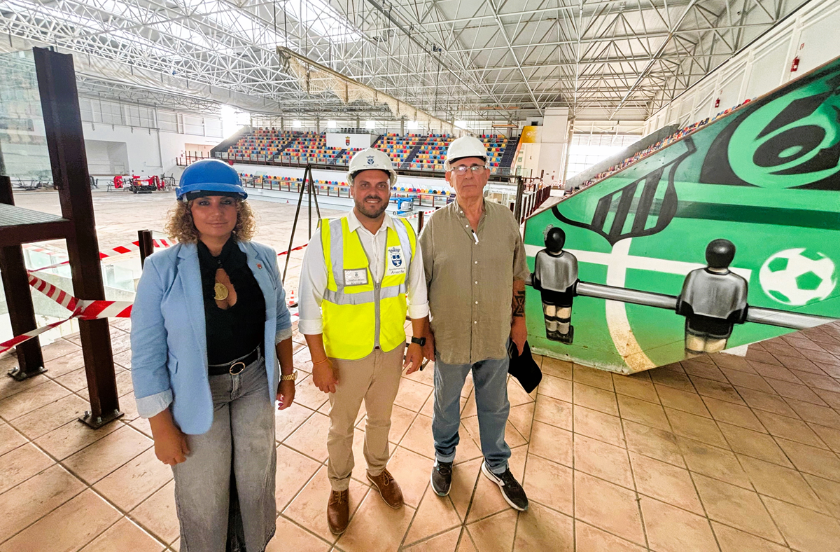 El alcalde de Arrecife, Yonathan de León , la concejala Eli Merino, y el presidente de la AA.VV de Argana Alta, Ricardo Ballesteros, en el interior del Pabellón