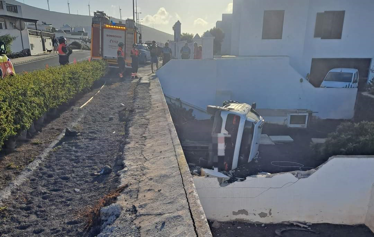 Caída del coche desde dos metros de altura