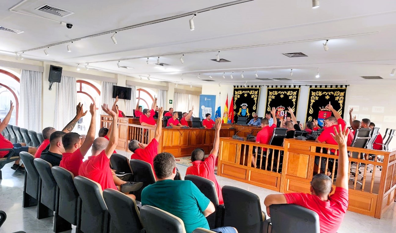 Los taxistas en el salón de plenos del Ayuntamiento de Arrecife