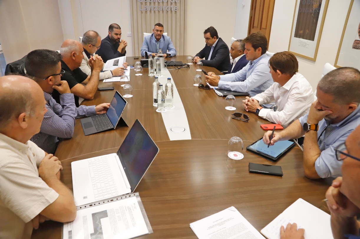 Reunión en el Cabildo de Lanzarote para tomar acciones contra el deslinde de Costas de Playa Blanca