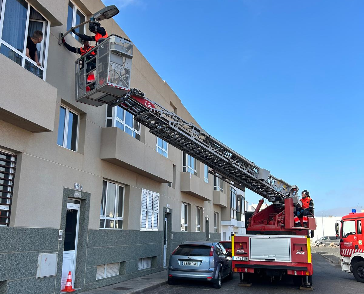 Actuación de los bomberos en una de las farolas afectadas