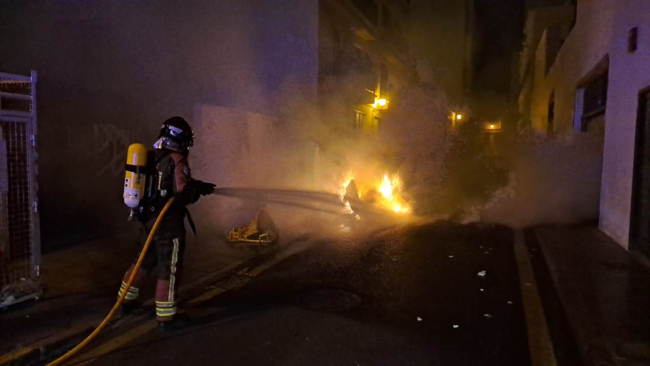 Contenedores ardiendo en Arrecife