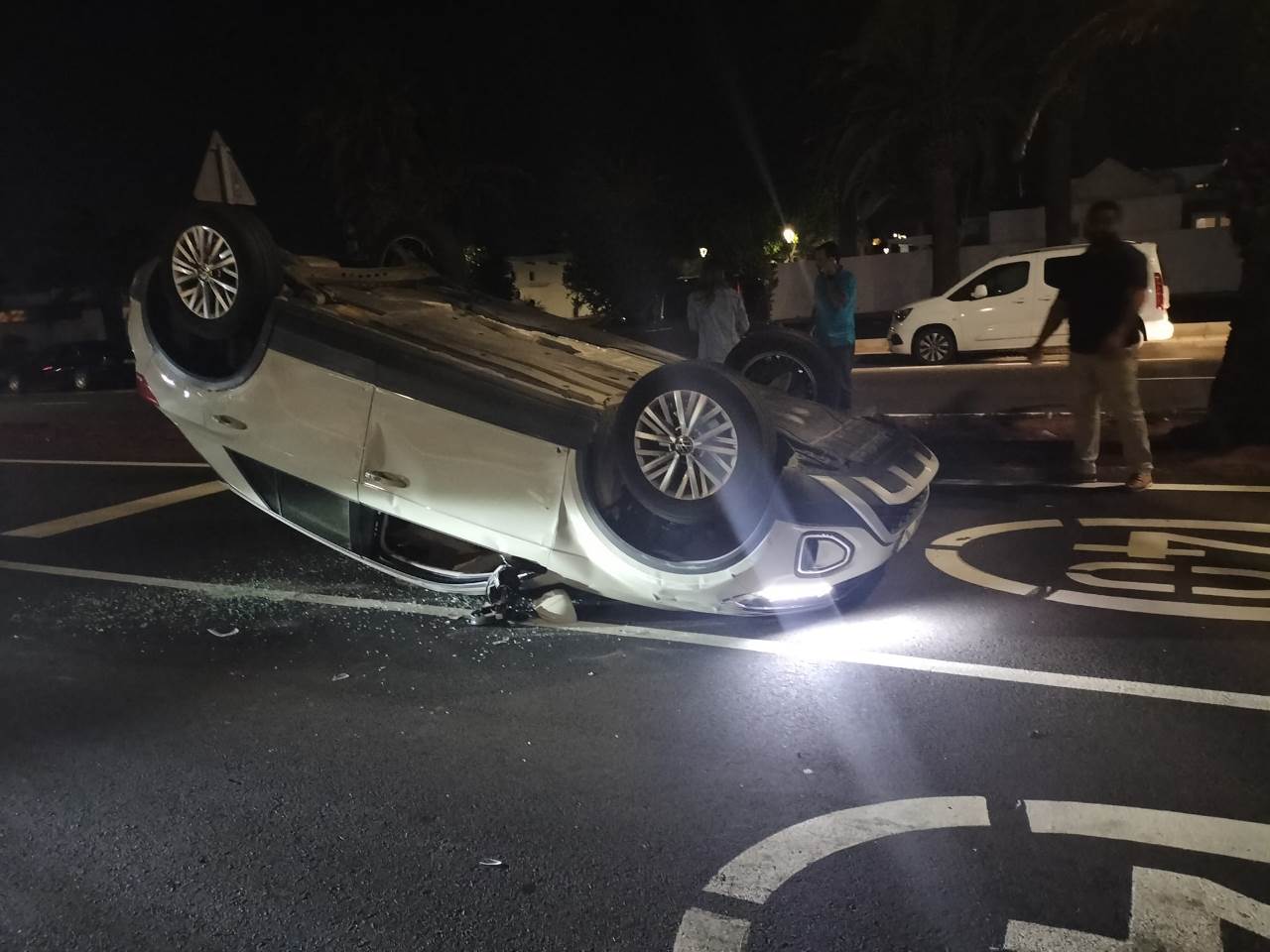 Vuelco en Costa Teguise (Fotos: La Voz)