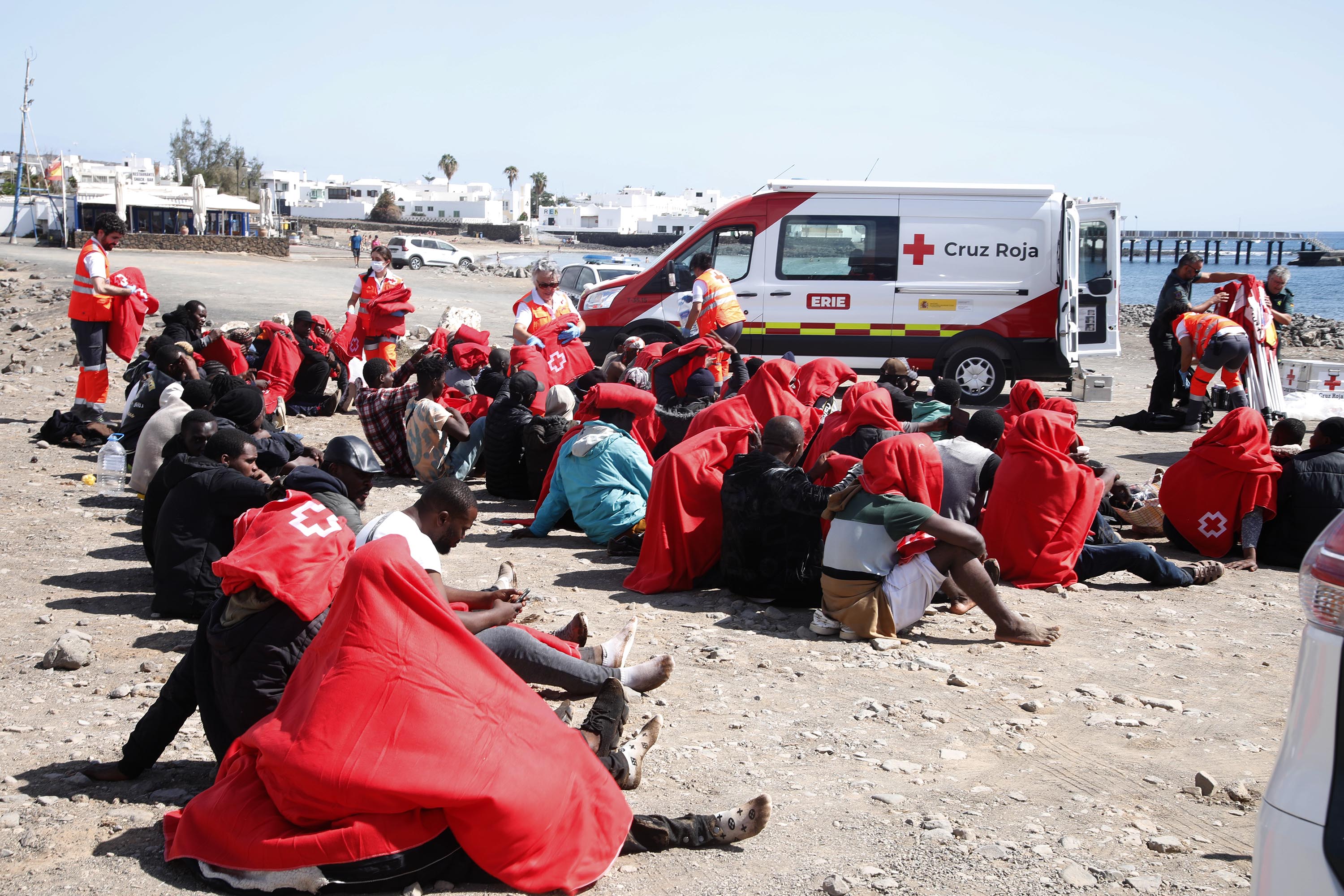 Una lancha neumática arriba por sus propios medios a la playa de La Garita en Arrieta. Foto: Juan Mateos.