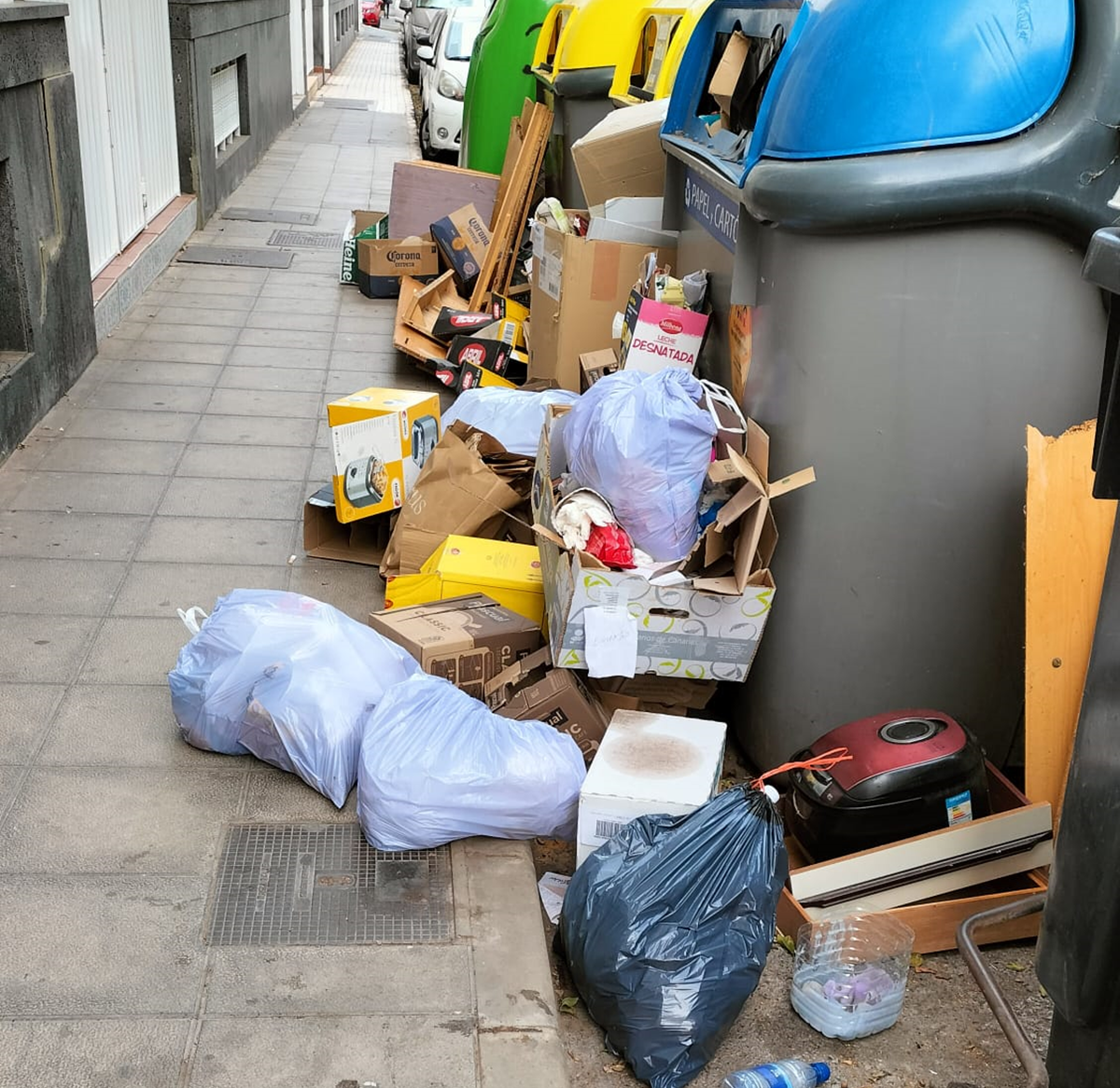 Residuos en los contenedores frente a la vivienda de la vecina