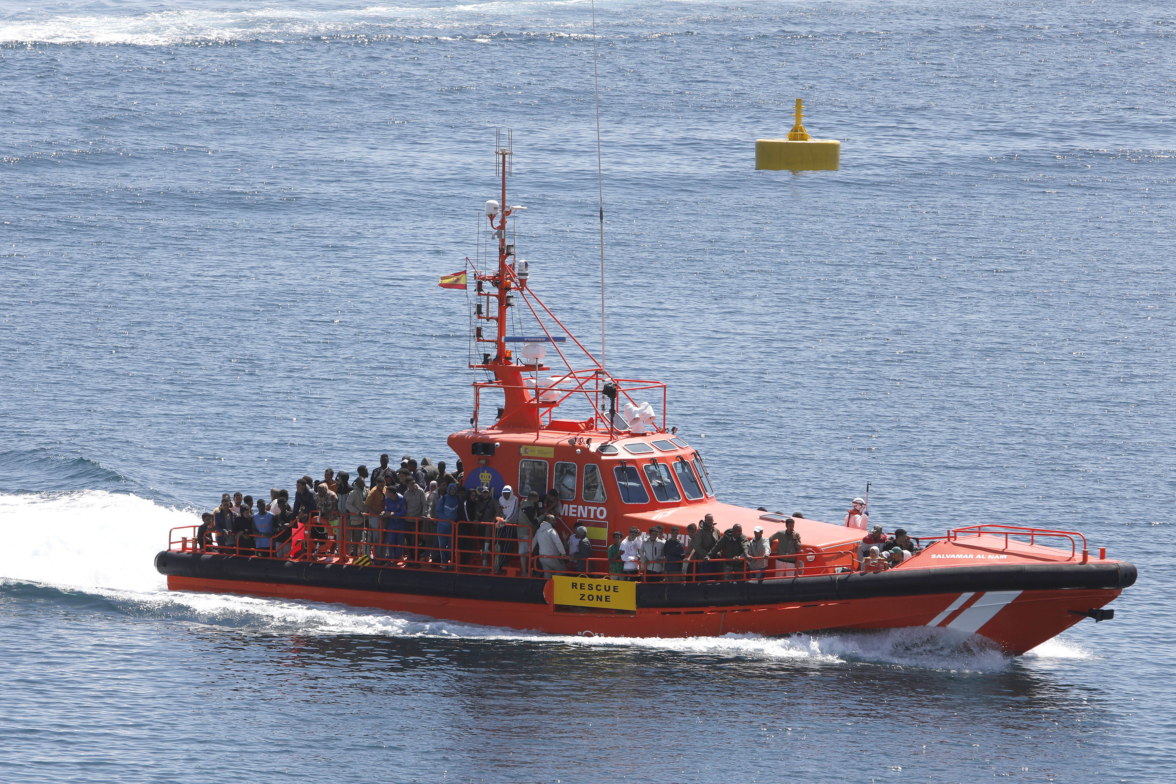 Llegada de la Salvamar Al Nair con 117 personas a su llegada a Puerto Naos. Foto: La Voz de Lanzarote.