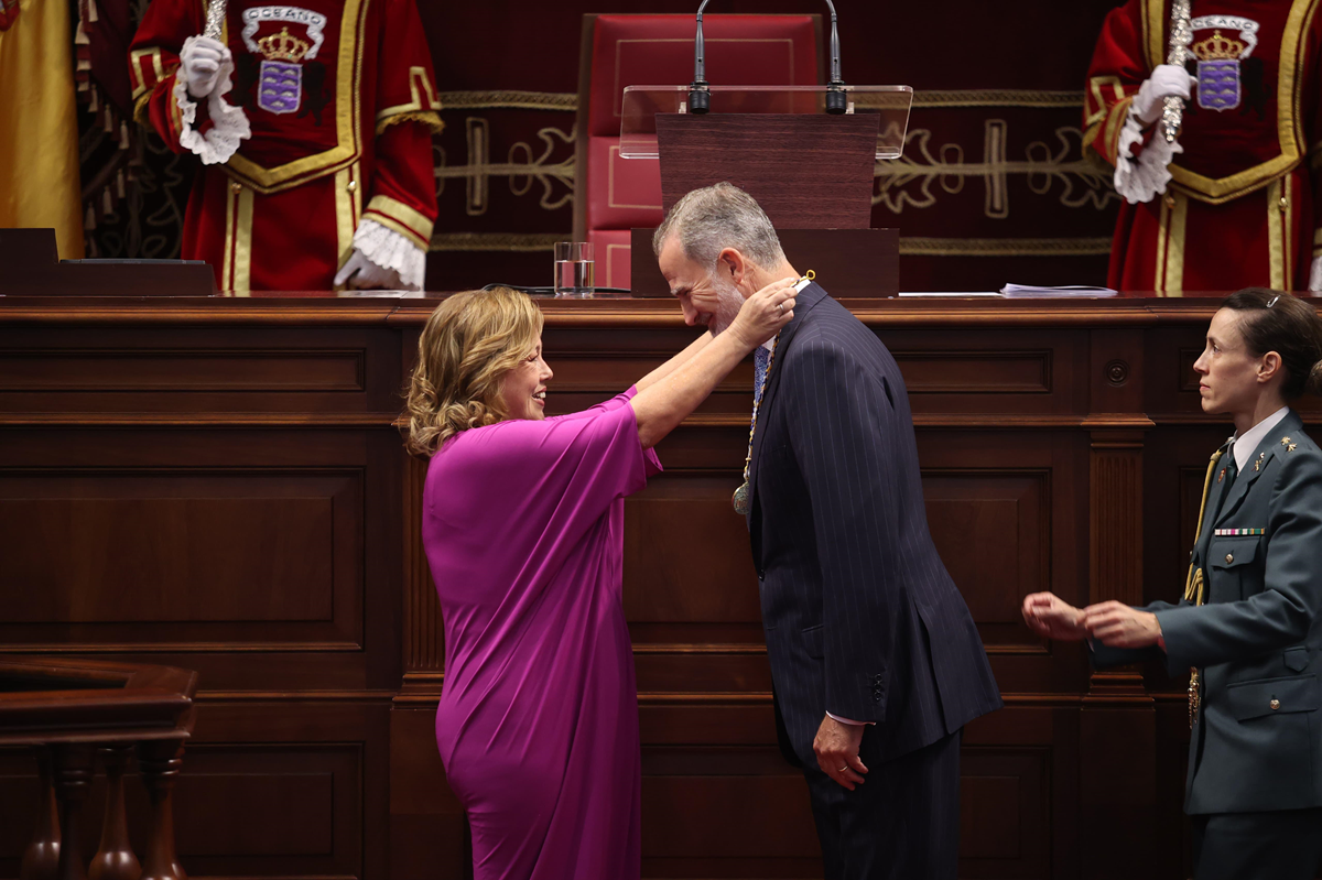 Momento de la entrega de la Medalla de Oro a su Majestad el Rey