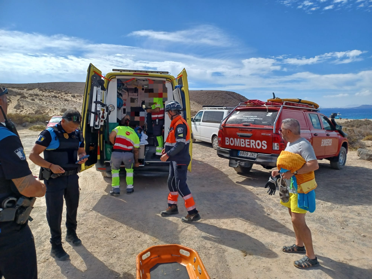 Traslado de la persona herida a la ambulancia del SUC