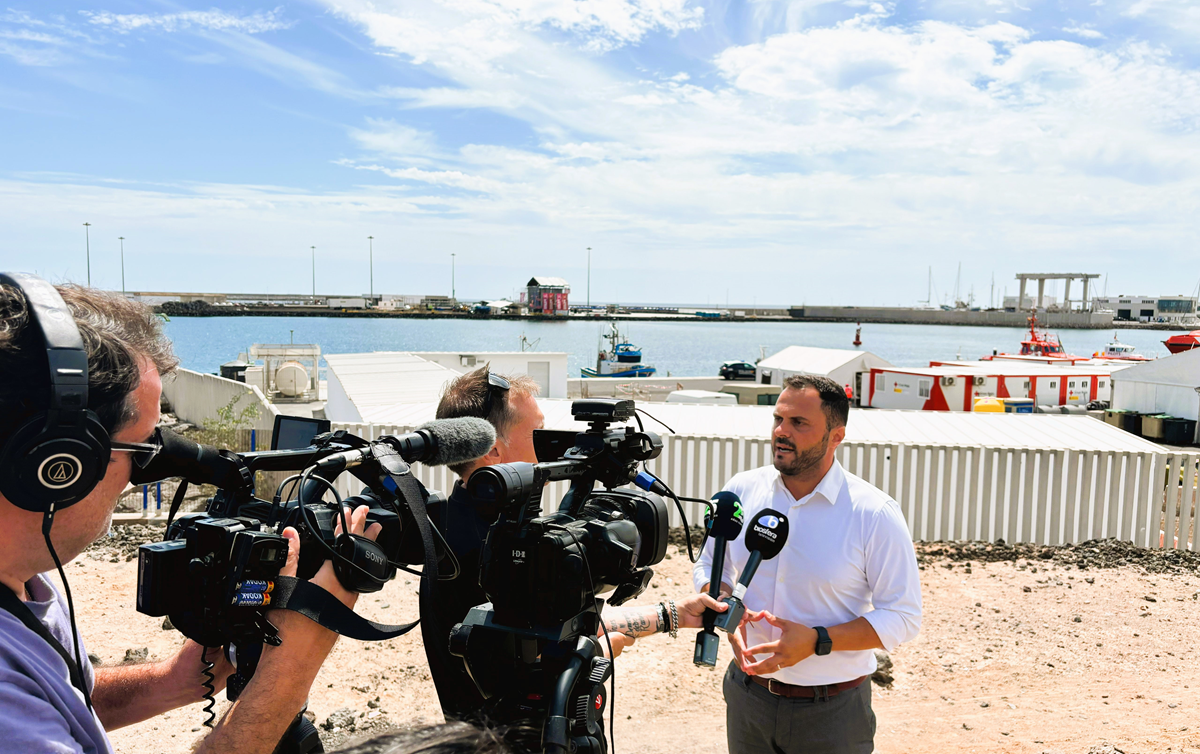 Yonathan de León, alcalde de Arrecife, hoy haciendo declaraciones a los medios en la zona de Puerto de Naos