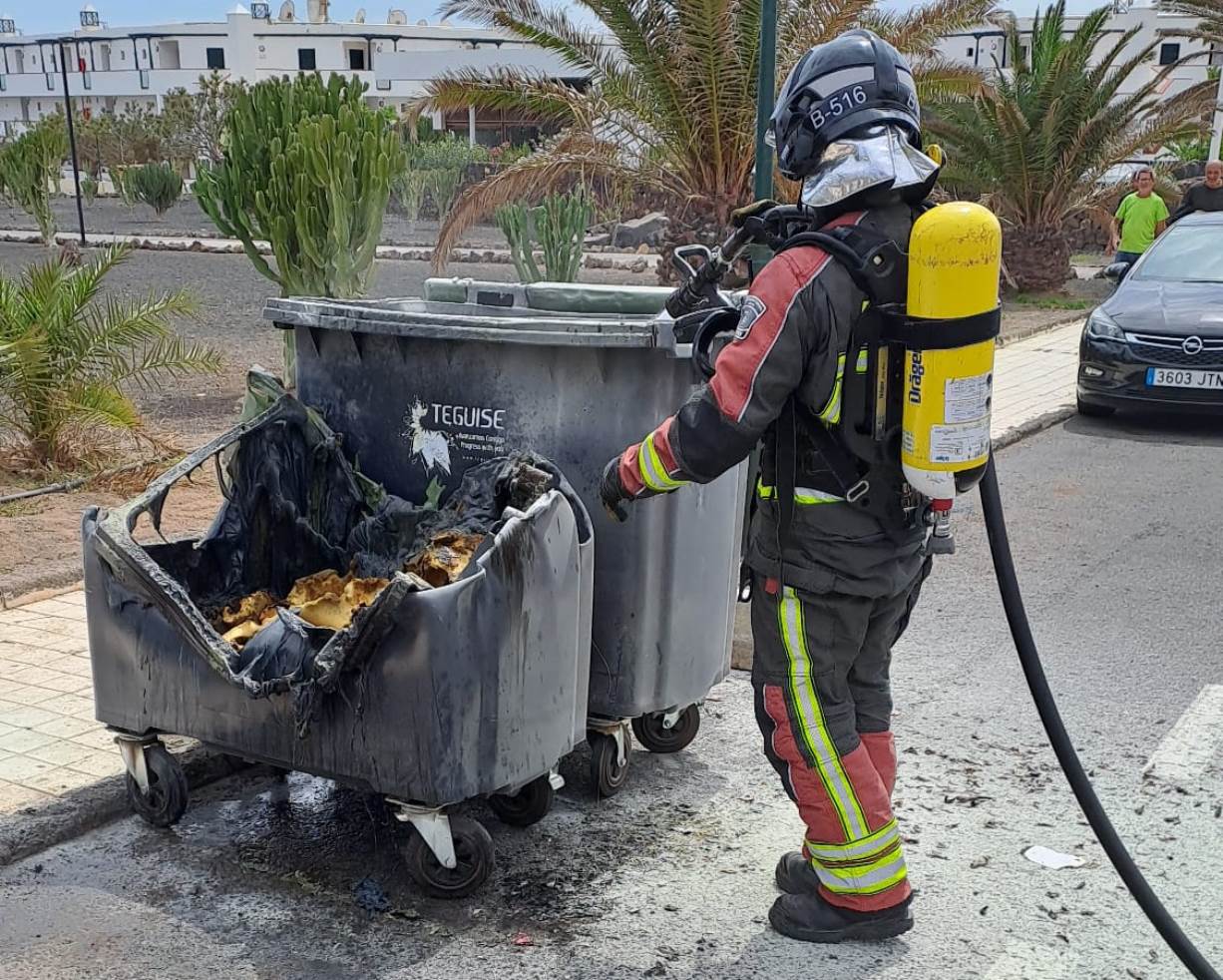 Incendio de contenedores en Costa Teguise