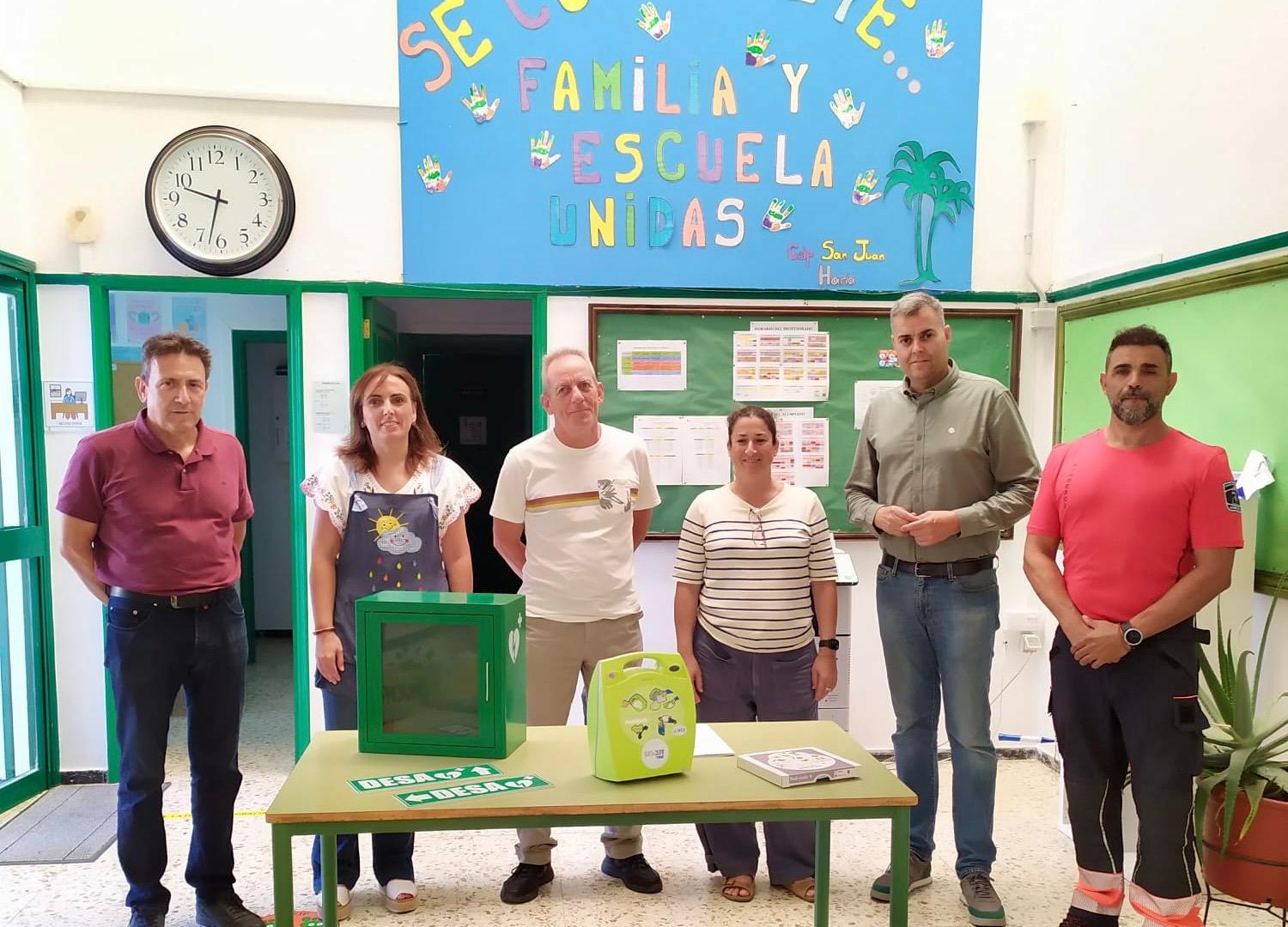 El Consorcio de Emergencias entrega nuevos desfibriladores en dos centros educativos de Lanzarote.