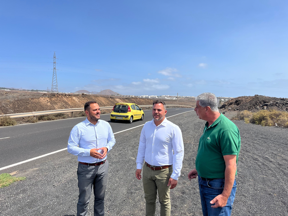 El vicepresidente junto al alcalde de Arrecife y al concejal de Obras de Teguise