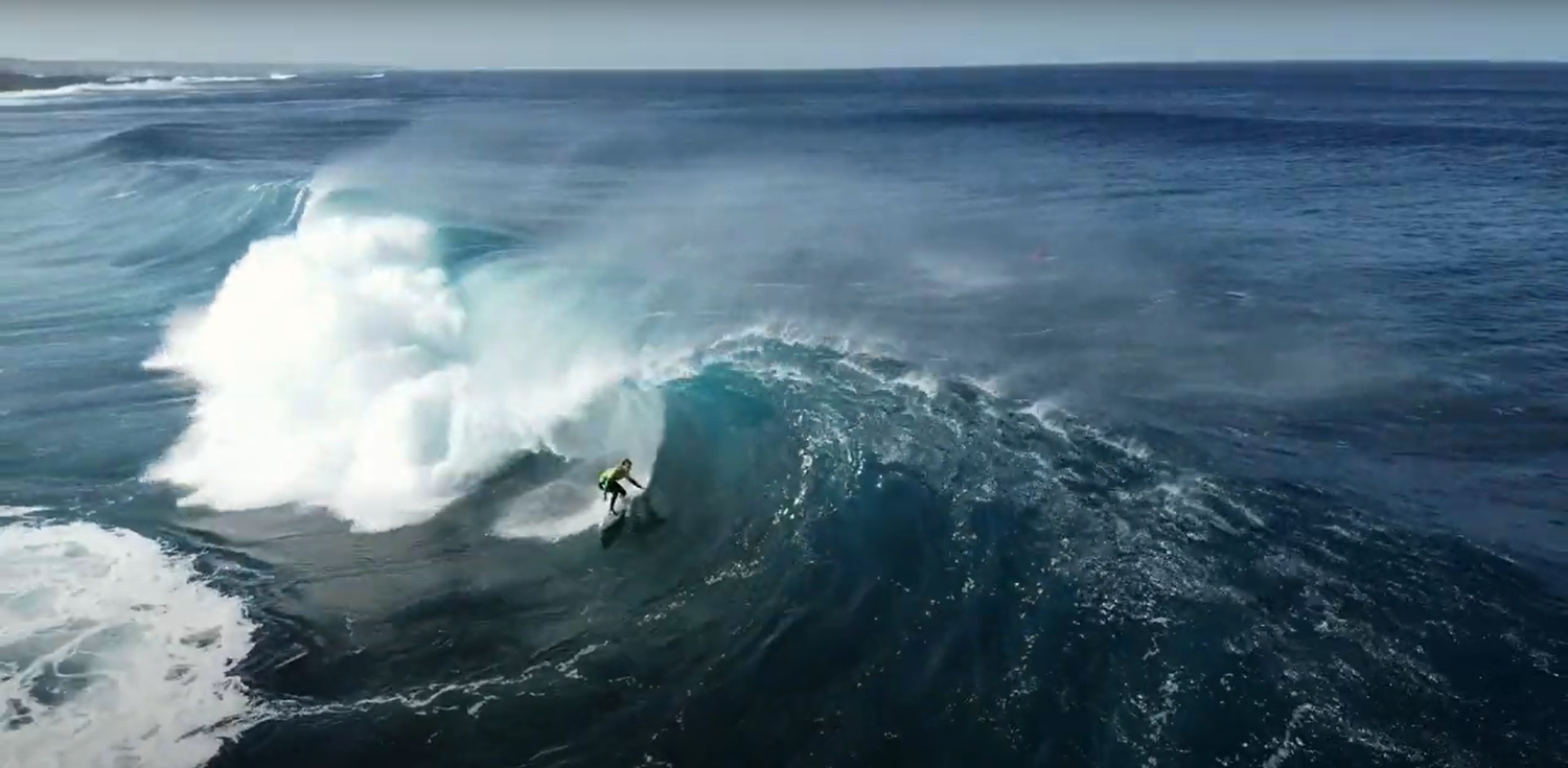 Un surfista cogiendo una ola en Lanzarote