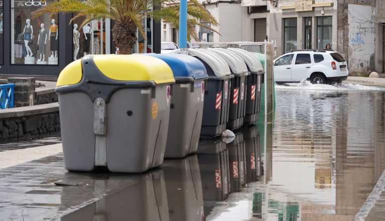 Las grandes mareas inundan la zona de Cuatro Esquinas. Foto: Marcial Martín