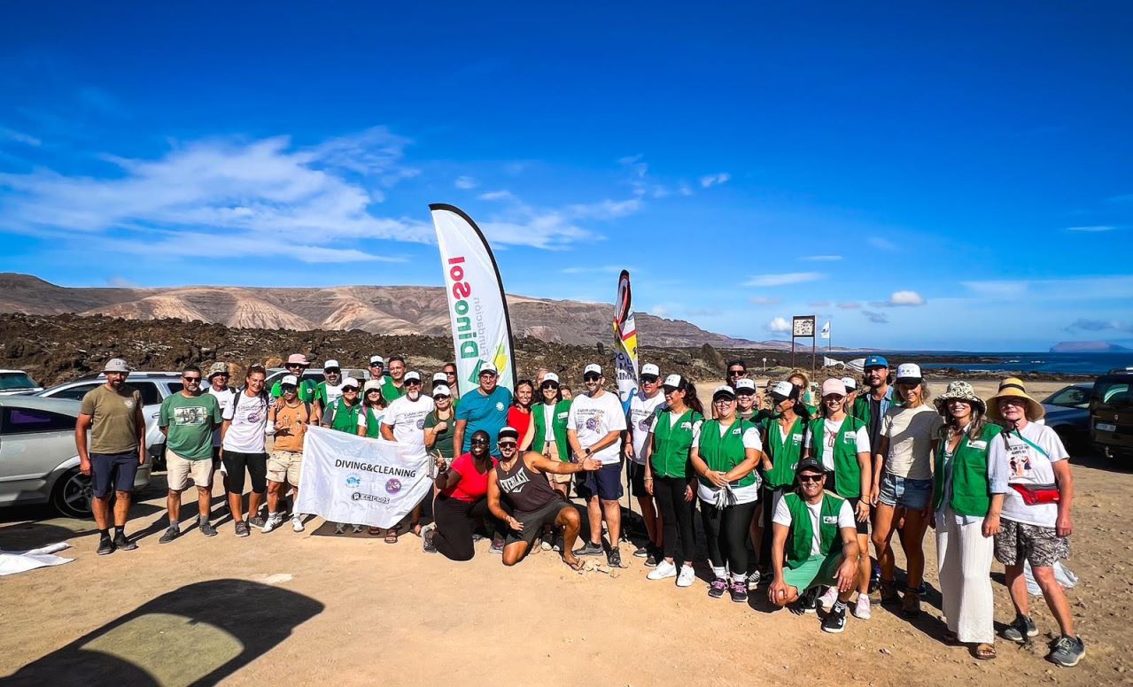 Trabajadores de HiperDino limpian la playa de Caleta del Mero 