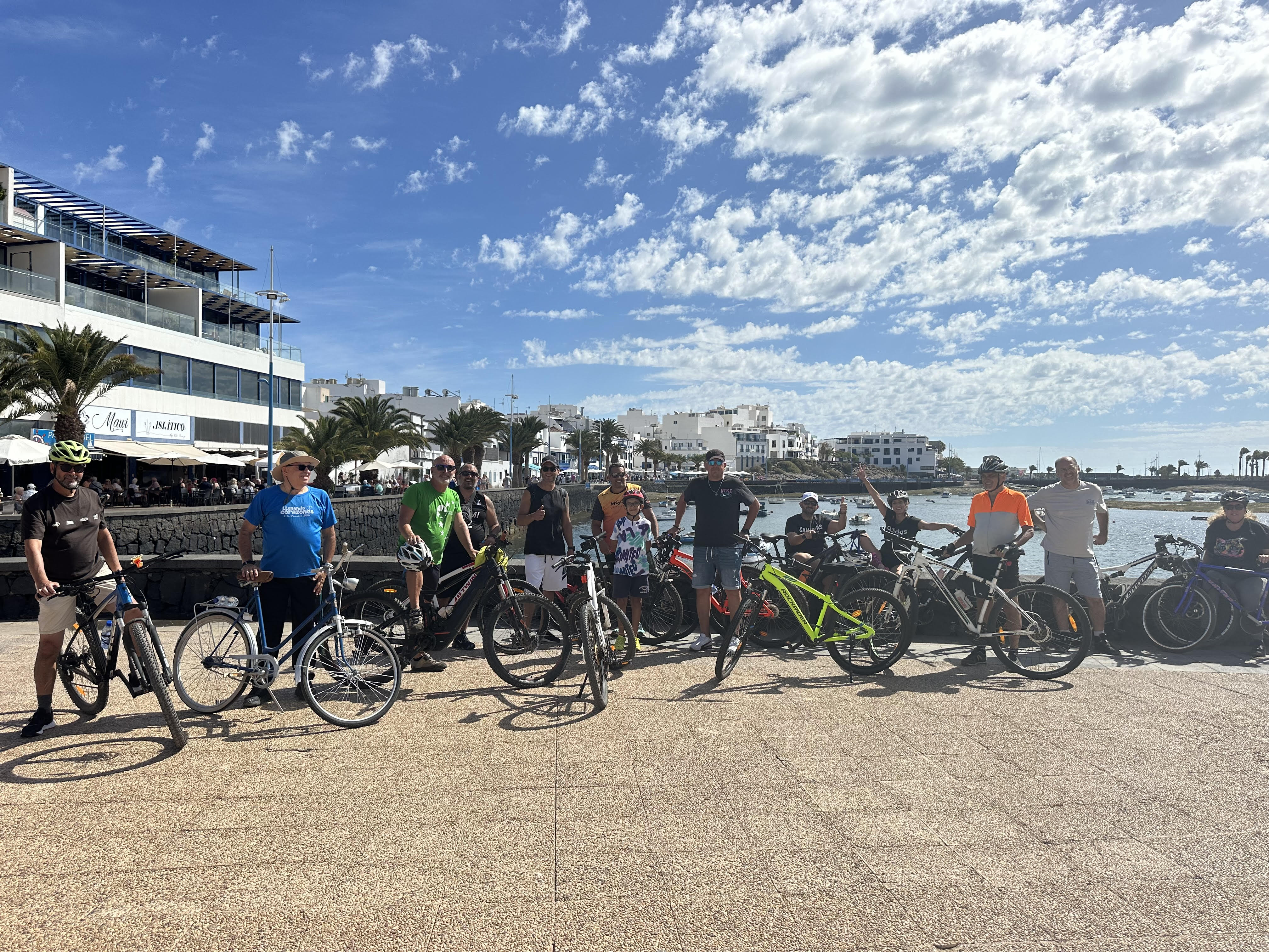 Varios miembros de Nueva Canarias dan una vuelta en bicicleta por Arrecife. Foto: NC. 