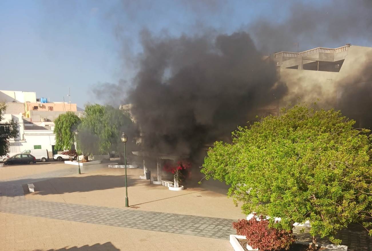 Incendio de contenedores en Arrecife (Fotos: La Voz)