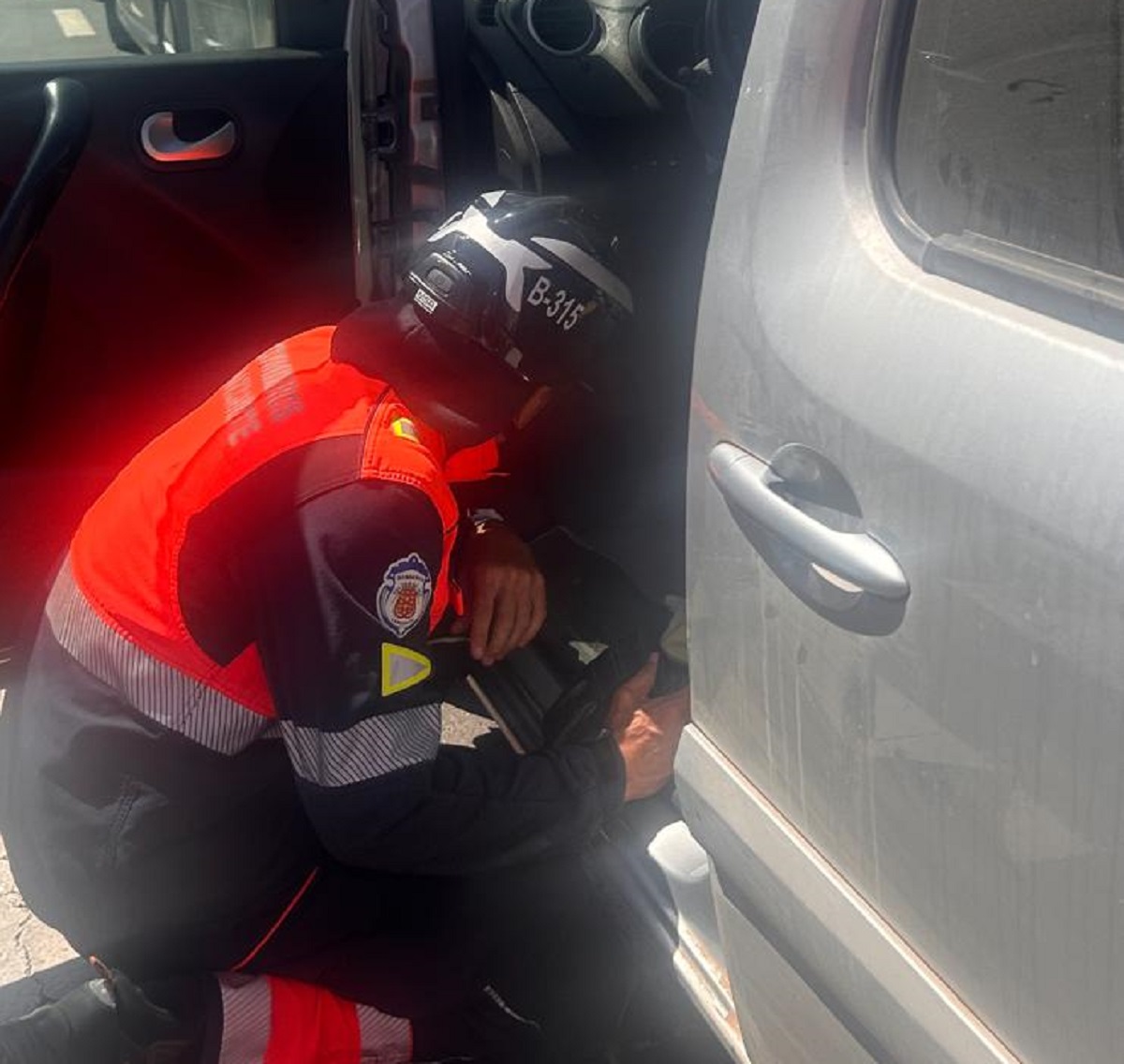 Los bomberos rescatan a una gatita que estaba atrapada en un coche en Arrecife.