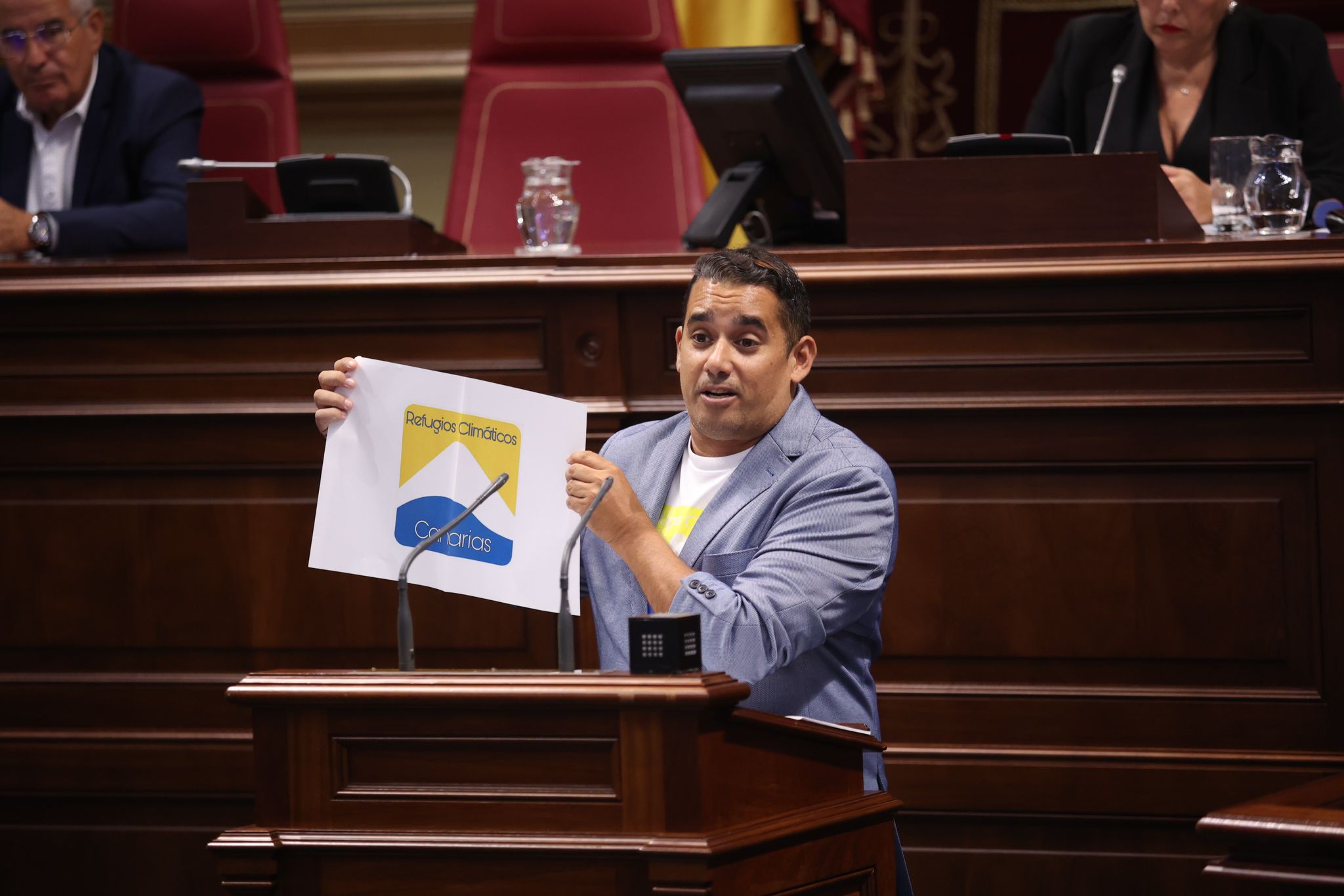 Yoné Caraballo enseña un diseño de logo para los Refugios Climáticos de Canarias