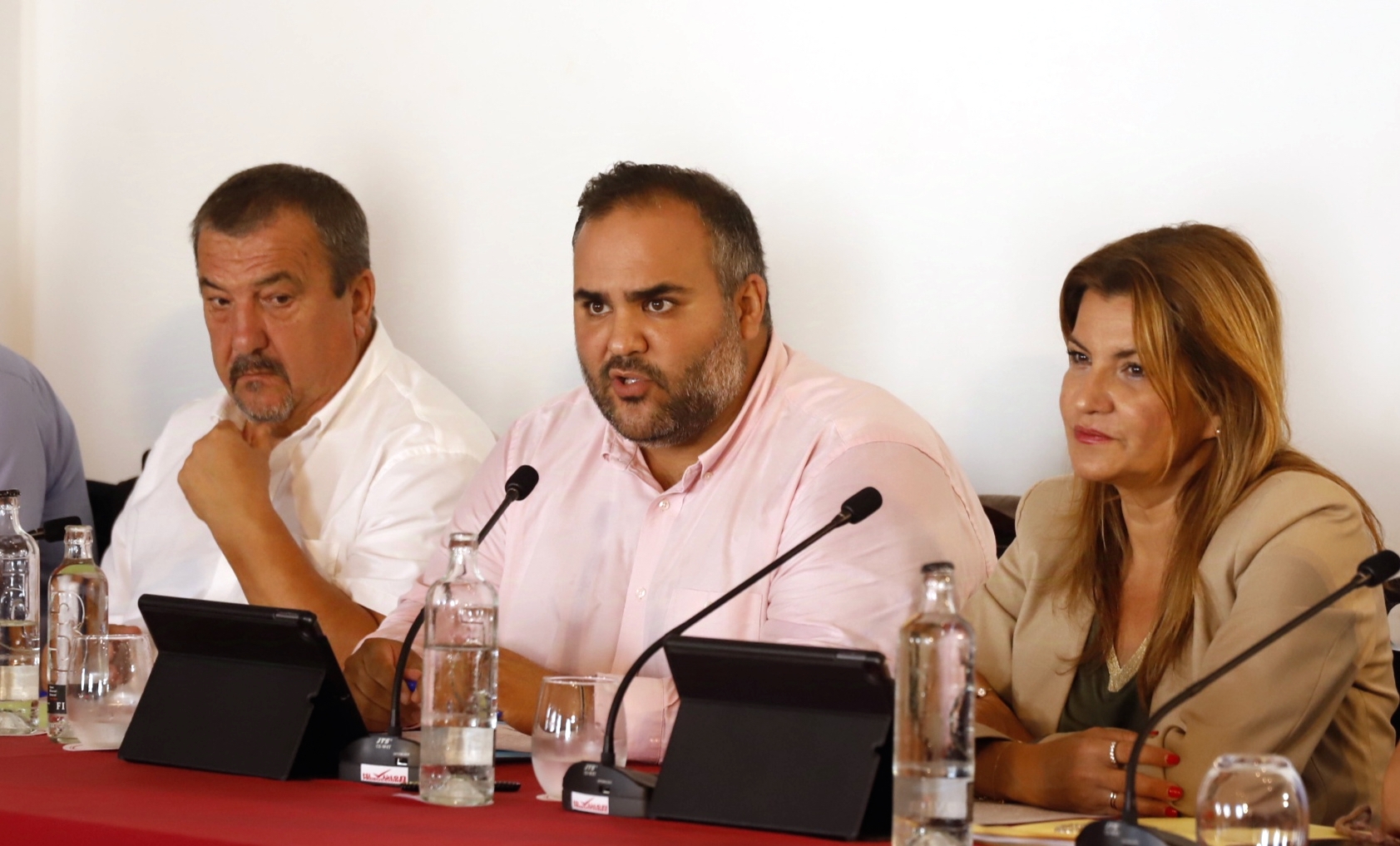 El consejero Samuel Martín en el pleno del Cabildo de Lanzarote, celebrado en La Graciosa.