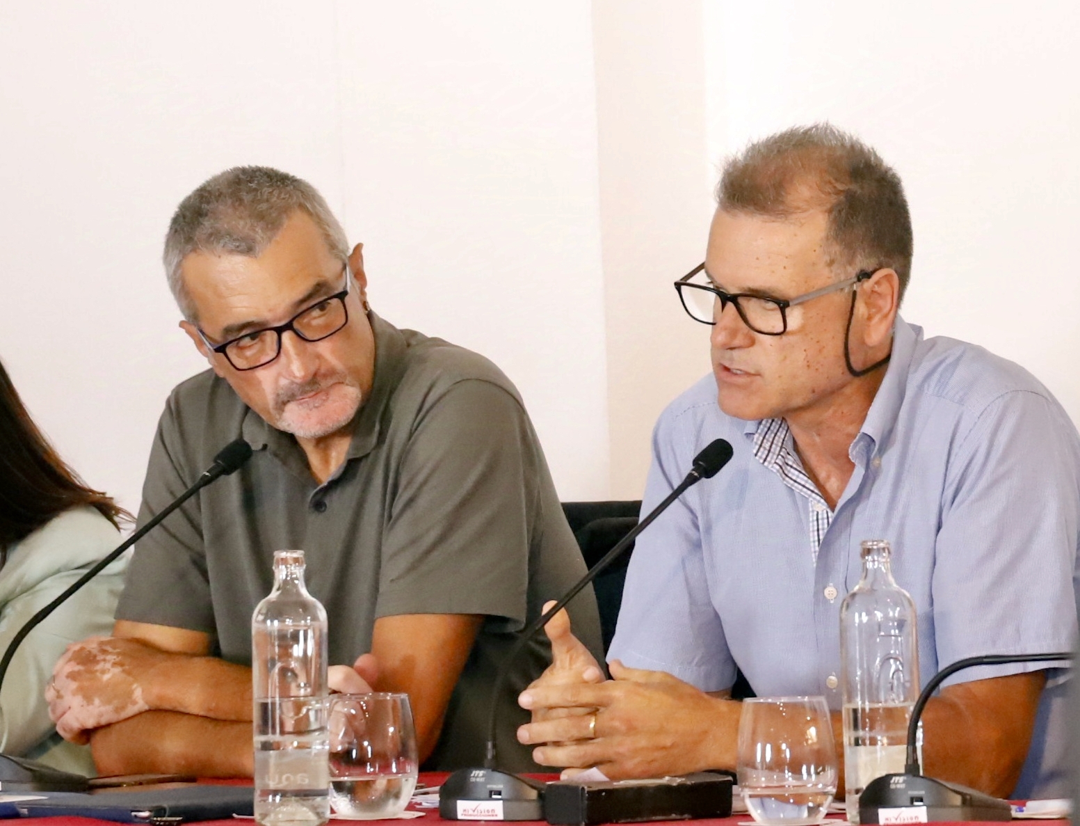 Los consejeros del Cabildo de Lanzarote Domingo Cejas (d) y Marciano Acuña (i) durante el pleno celebrado en La Graciosa. 