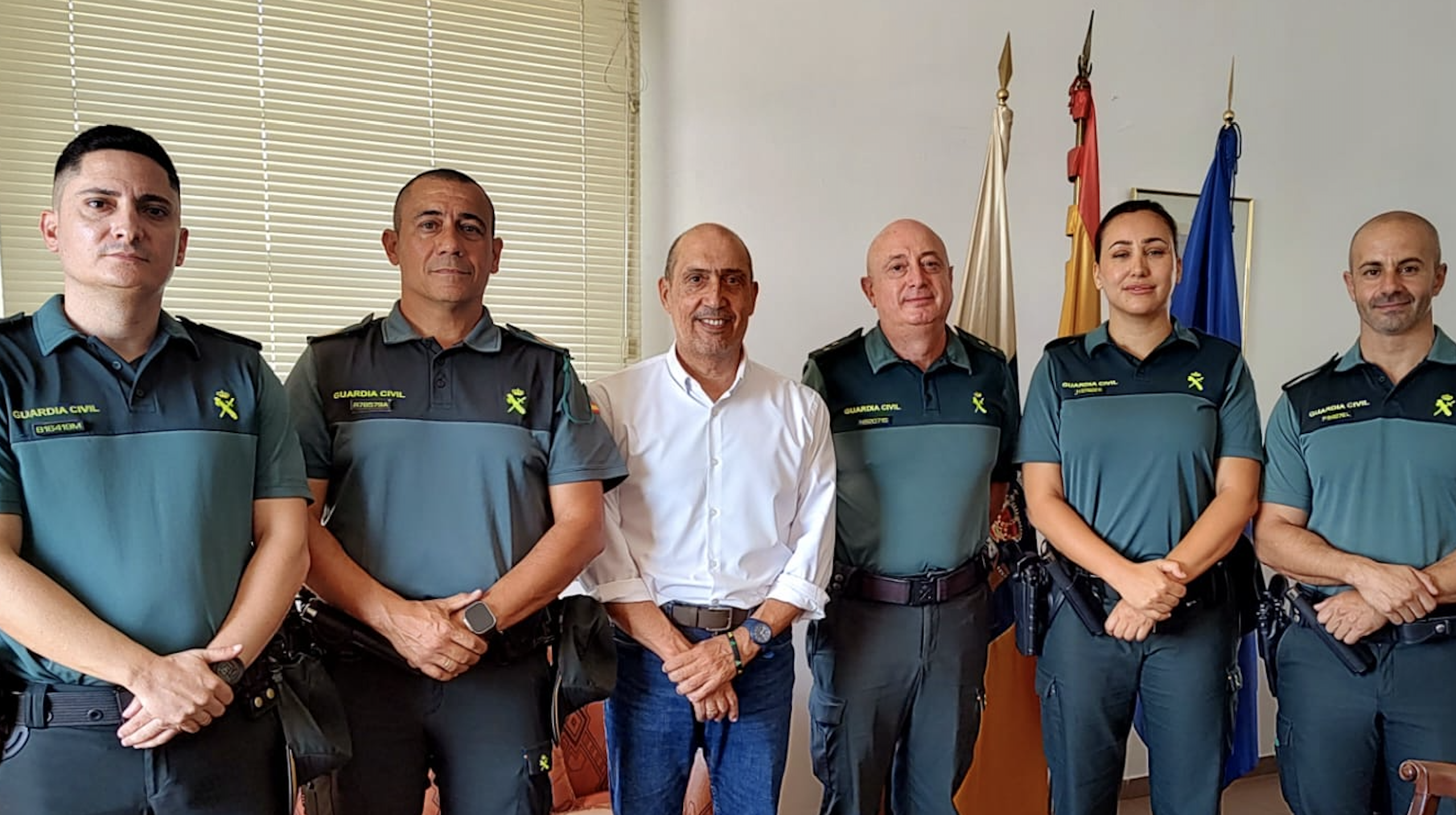 Pedro Viera recibe a los agentes de la Guardia Civil que evitaron un suicidio en Tinajo.