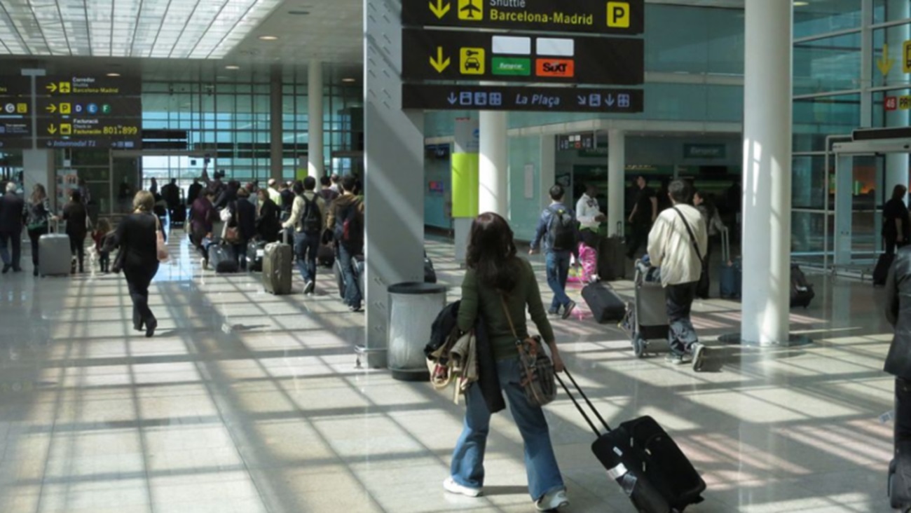 Viajeros en el aeropuerto de Barcelona. Ecotasa.