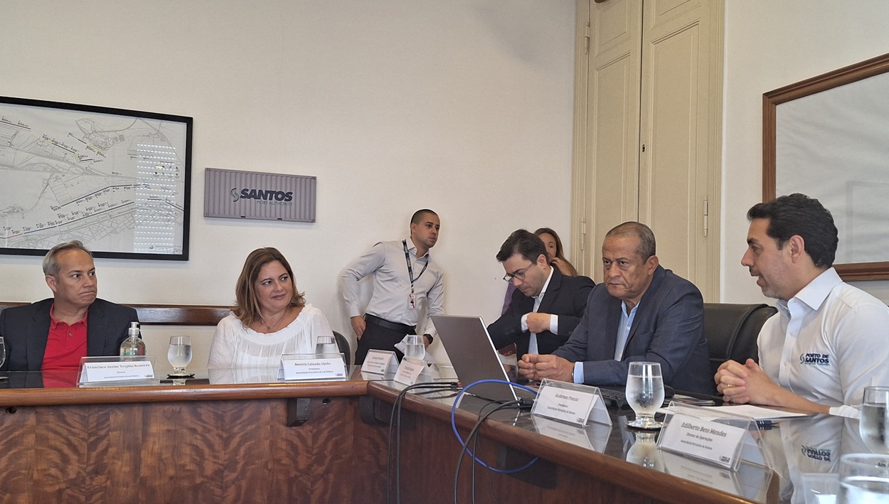 Reunión de Beatriz Calzada con representantes del Puerto de Santos, en Brasil. Puertos.