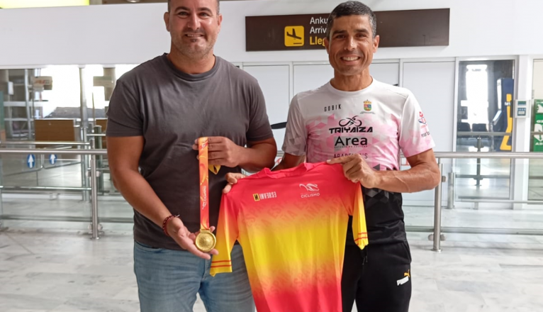 El campeón junto al concejal de Deportes de Yaiza