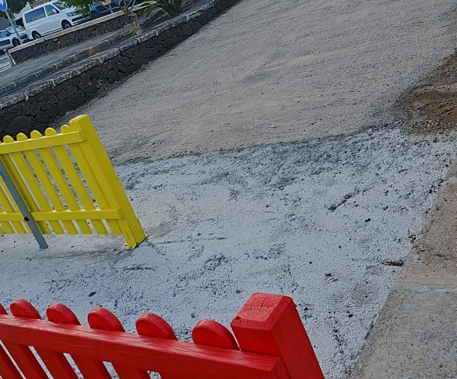 Suelo de hormigón en el parque infantil