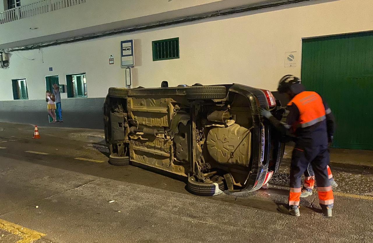 Herido tras volcar con su coche en Arrecife 