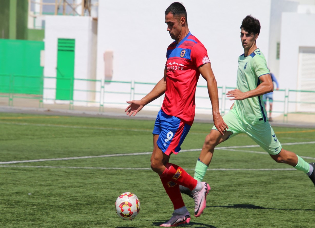 La UD Lanzarote cosecha ante la UD Las Palmas Atlético su tercer empate consecutivo 