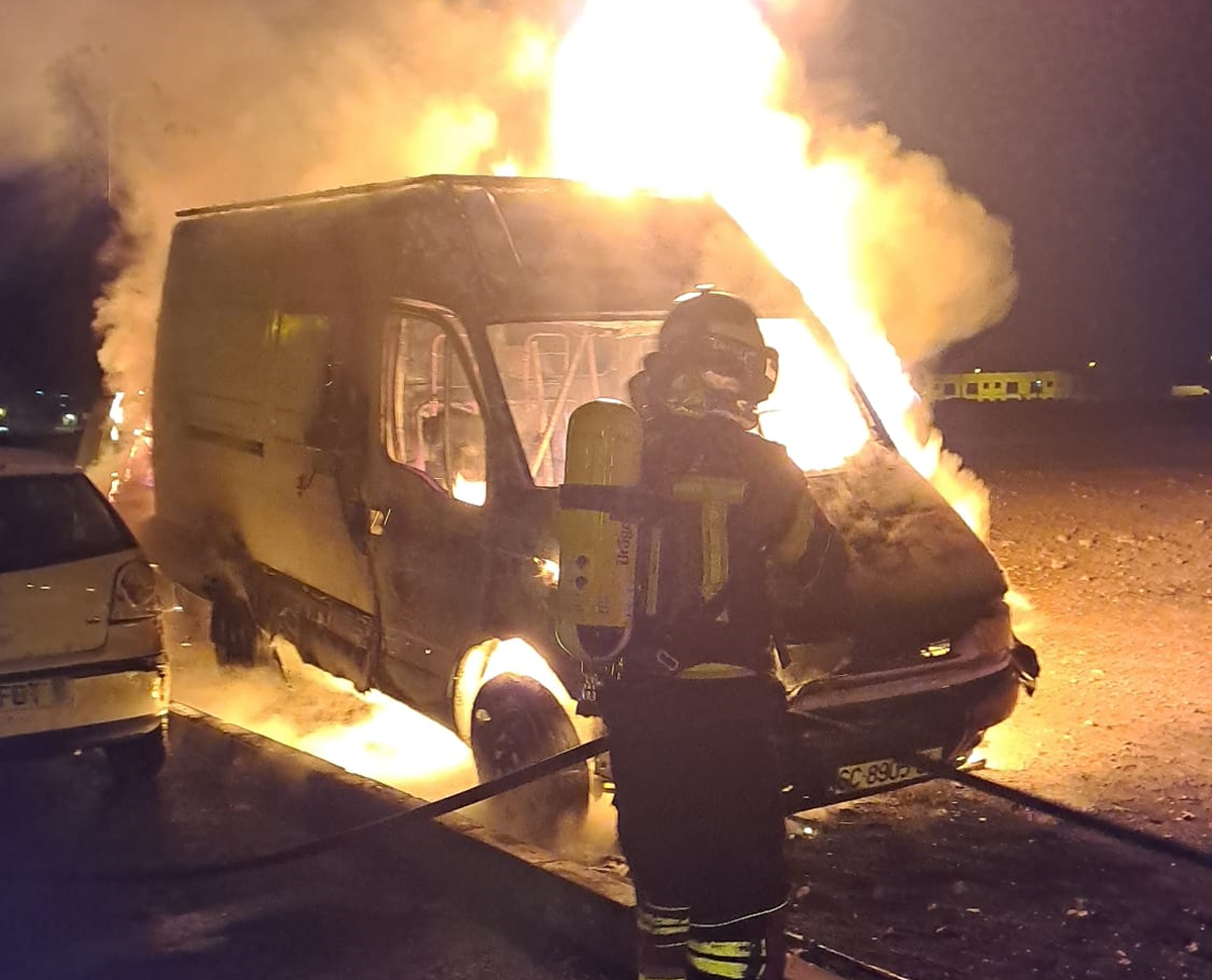 Los bomberos apagan el incendio de dos vehículos