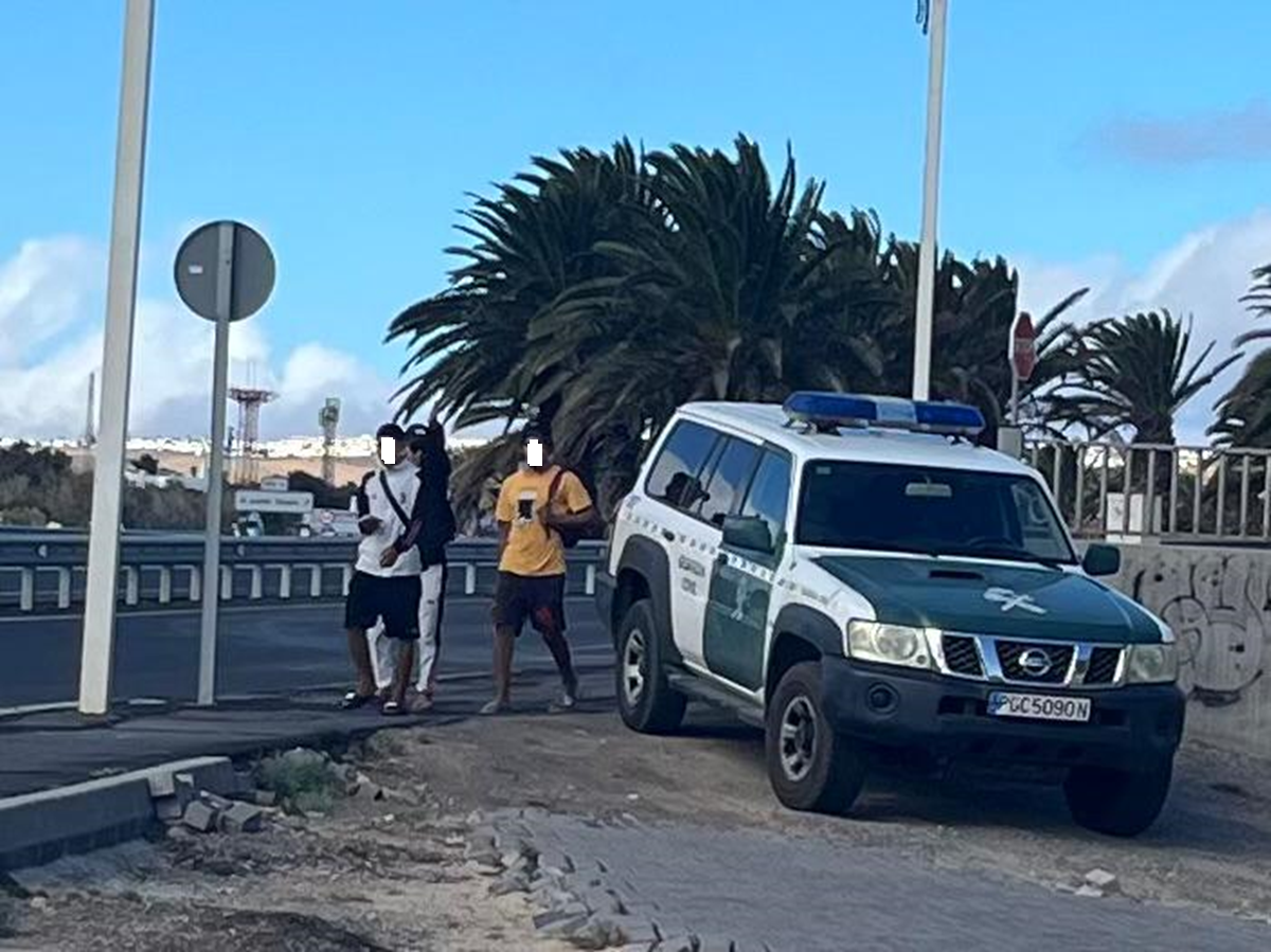 Imagen de los desalojados por la Guardia Civil en Playa Honda