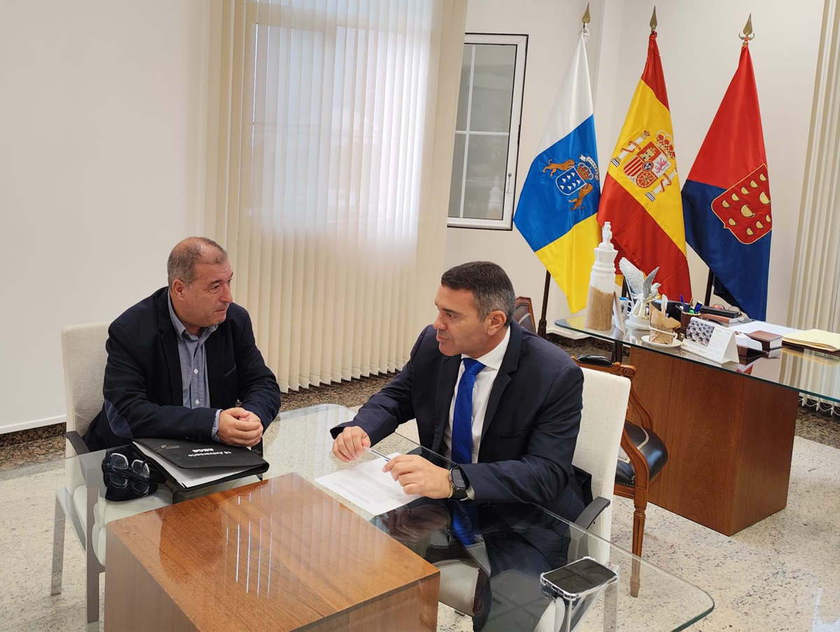 Reunión entre el coordinador de AEGC en Canarias y Oswaldo Betancort, presidente del Cabildo de Lanzarote