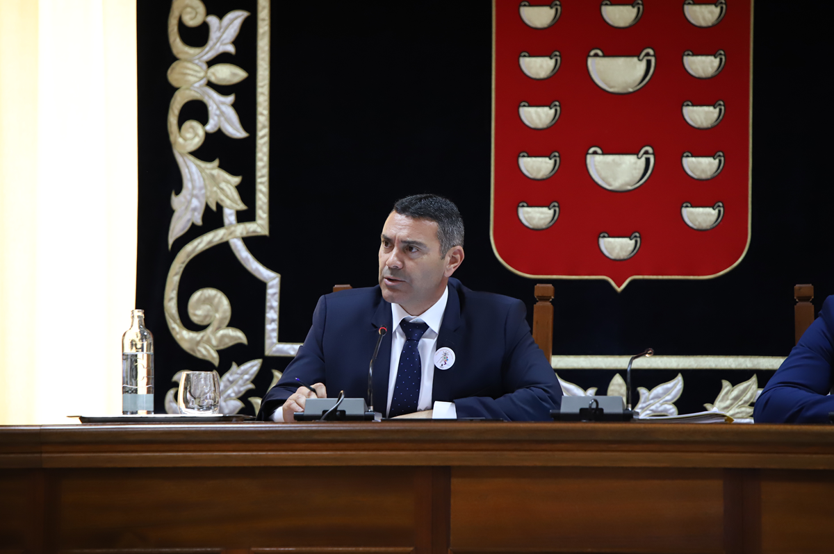 Oswaldo Betancort durante el Pleno Ordinario del Cabildo de Lanzarote