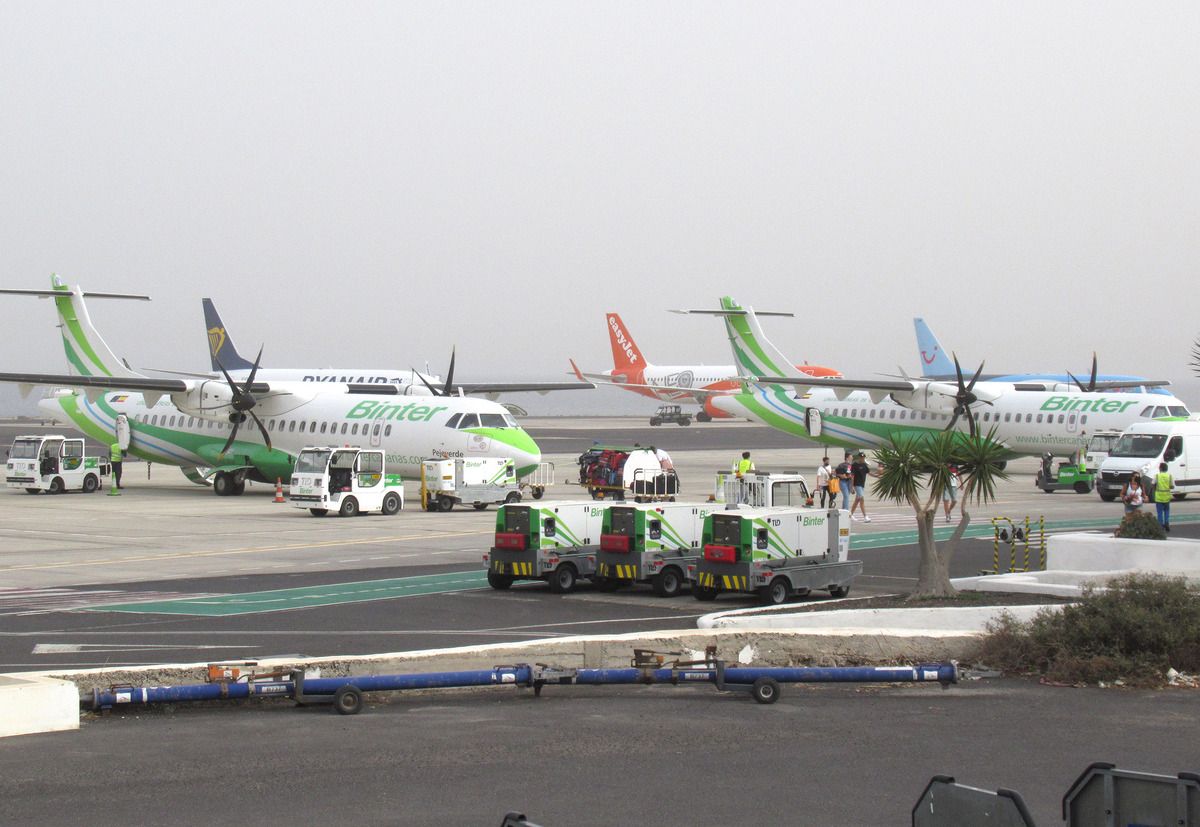 Aviones de diversas aerolíneas en el aeropuerto César Manrique.  Vuelos.