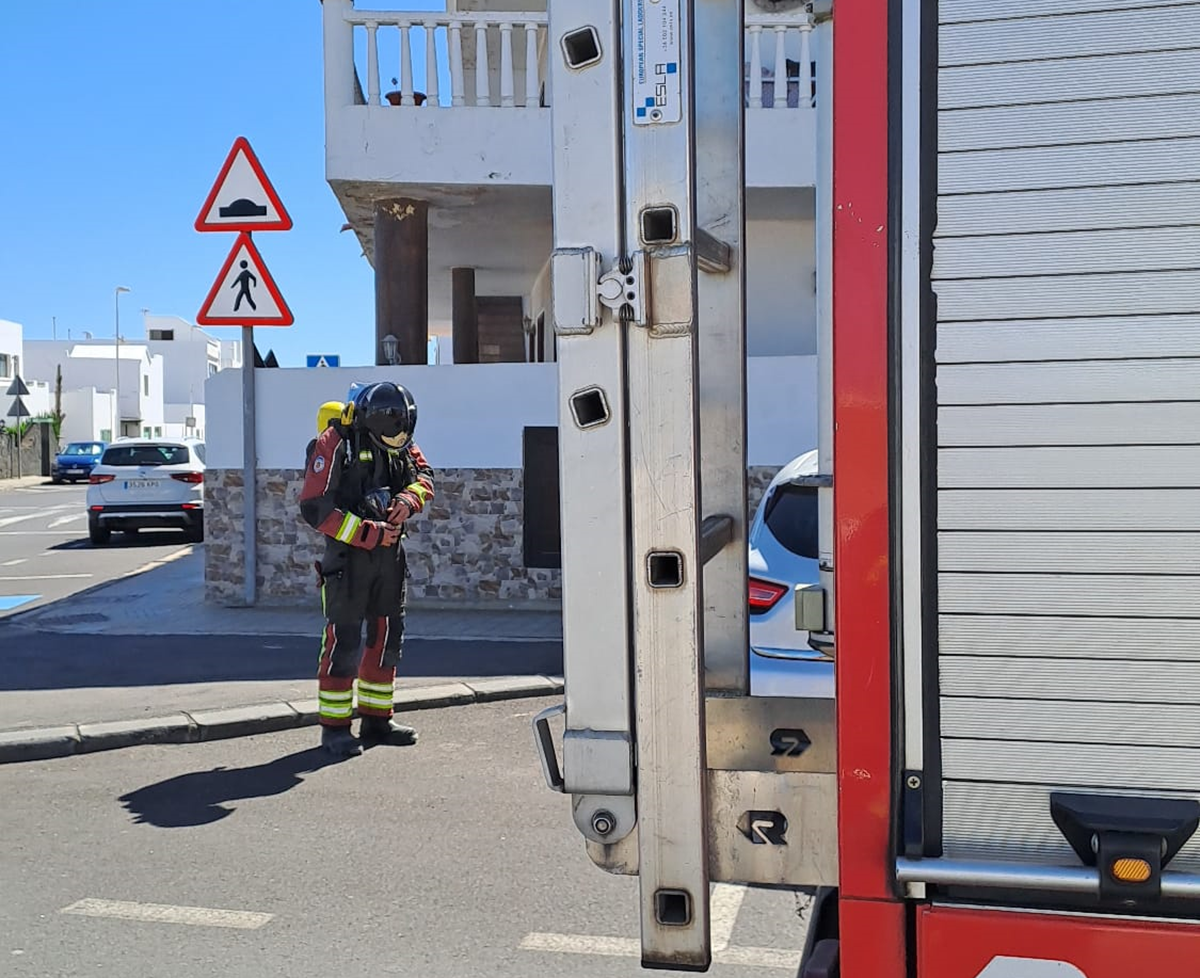 Uno de los bomberos tras la actuación