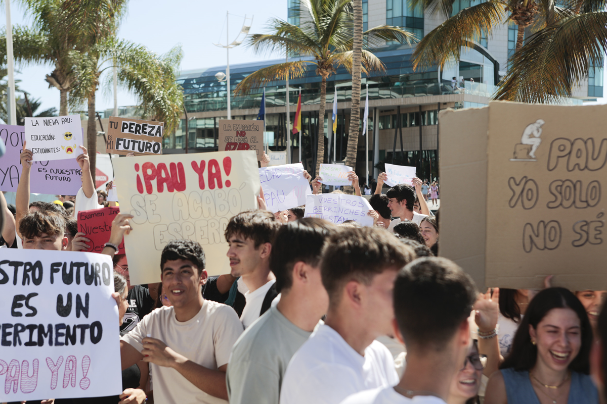 Manifestación en Arrecife para pedir un examen PAU más justo (Fotos: Juan Mateos)