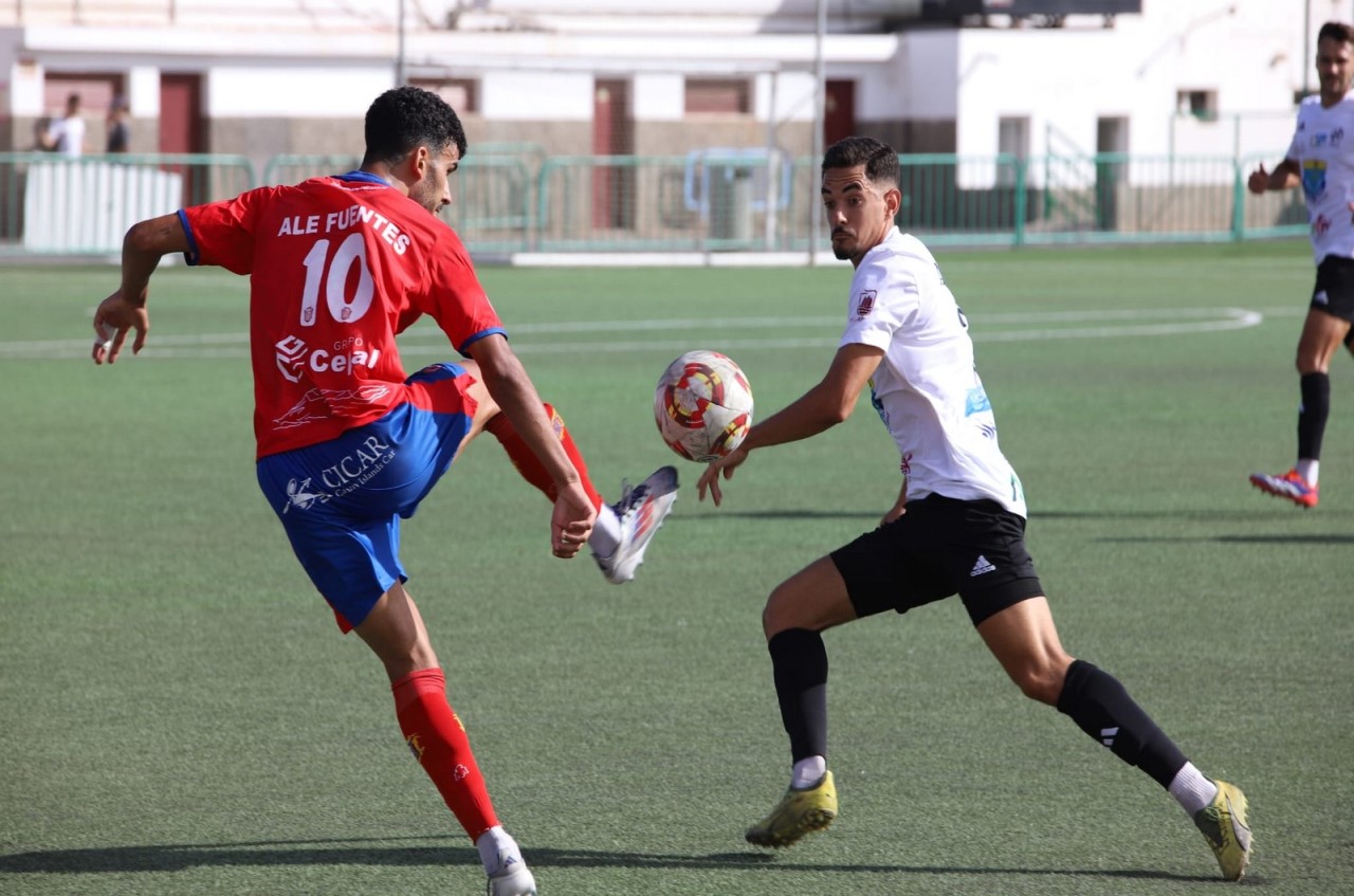 A la UD Lanzarote se le escapa la victoria en los minutos finales (2-1)