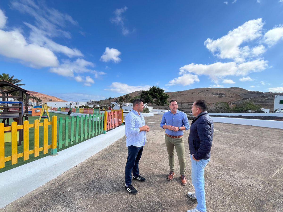 El vicepresidente del Cabildo de Lanzarote, Jacobo Medina, junto al alcalde, Jesús Machín, y el concejal de Obras de Tinajo, Luis Miguel Berriel.