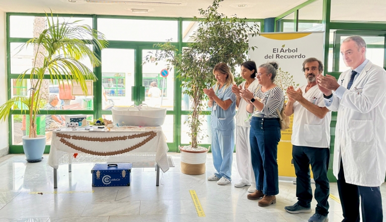 Momento de entrega de la "cuna de abrazos". Foto: Molina Orosa.