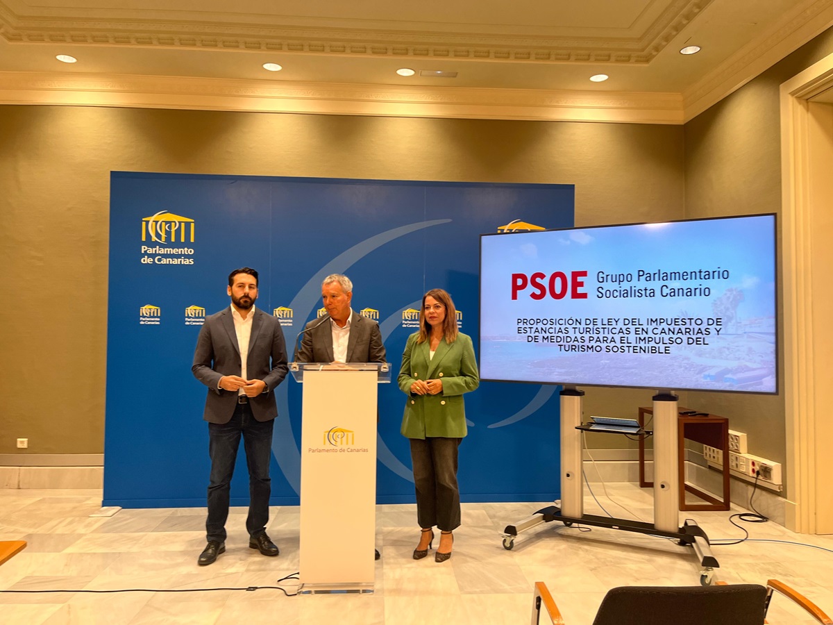 Presentación del impuesto turístico propuesto por el PSOE en el Parlamento de Canarias