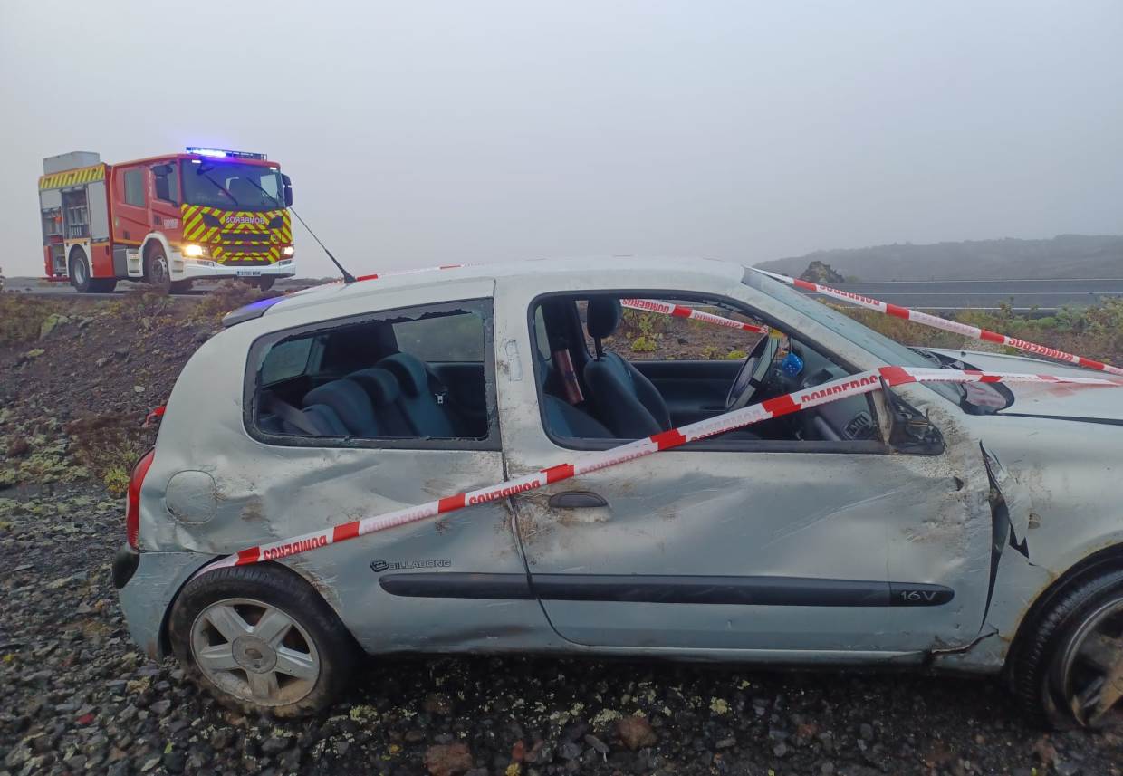 Herida tras salirse con su coche de la vía en la carretera de Tinajo