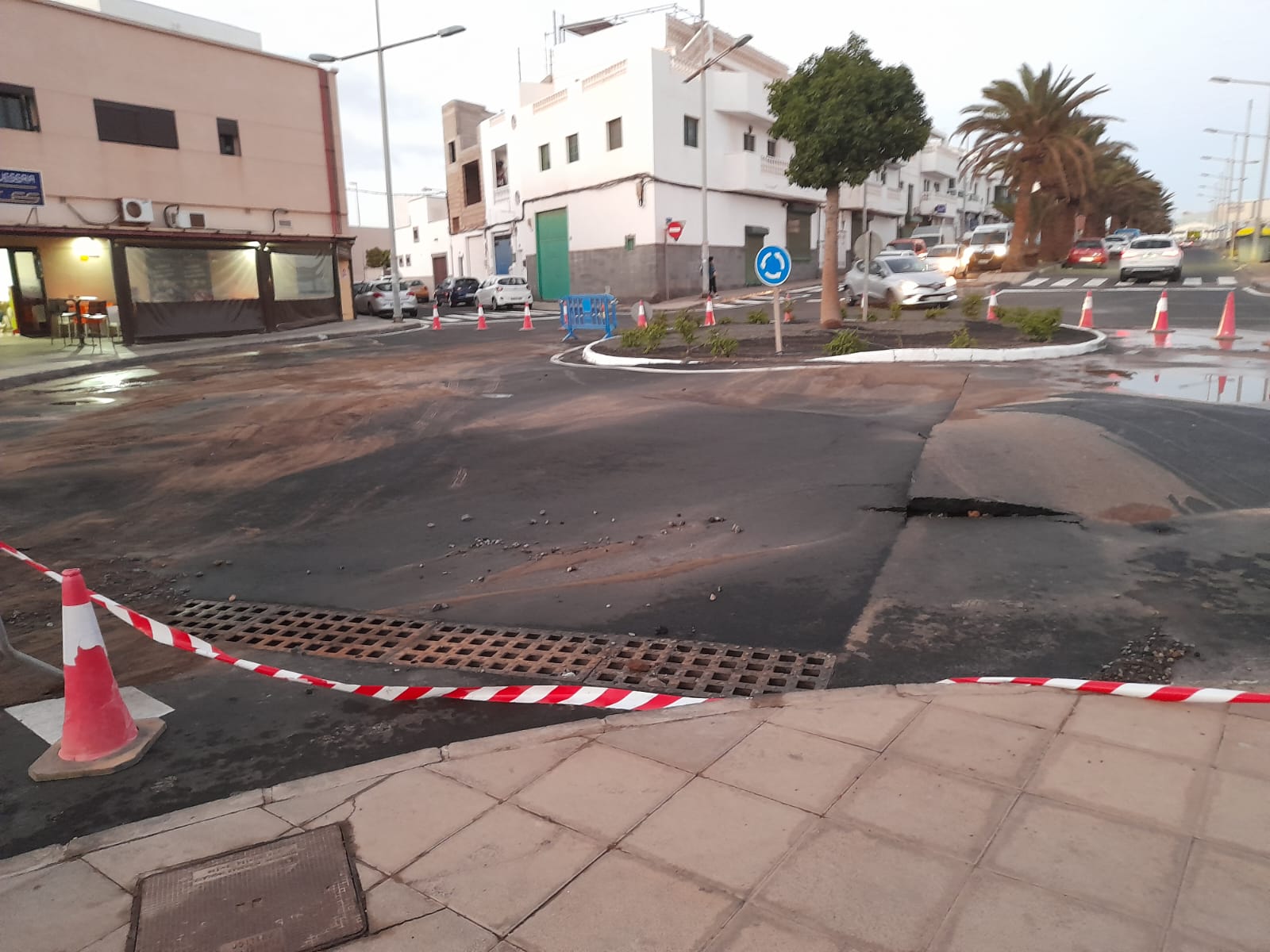 Uno de las roturas de la carretera en la rotonda de la Avenida Tajaraste.