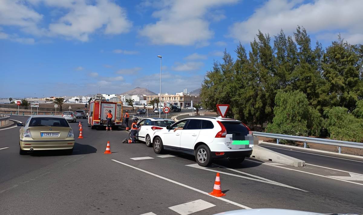 Colisión de dos coches cerca de la rotonda de Los Cuarteles en Arrecife