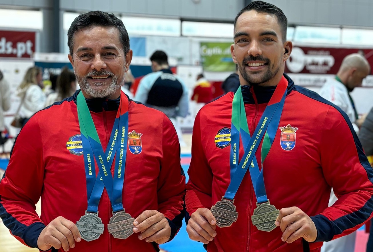 Los Policías de Arrecife muestran las medallas logradas (1)