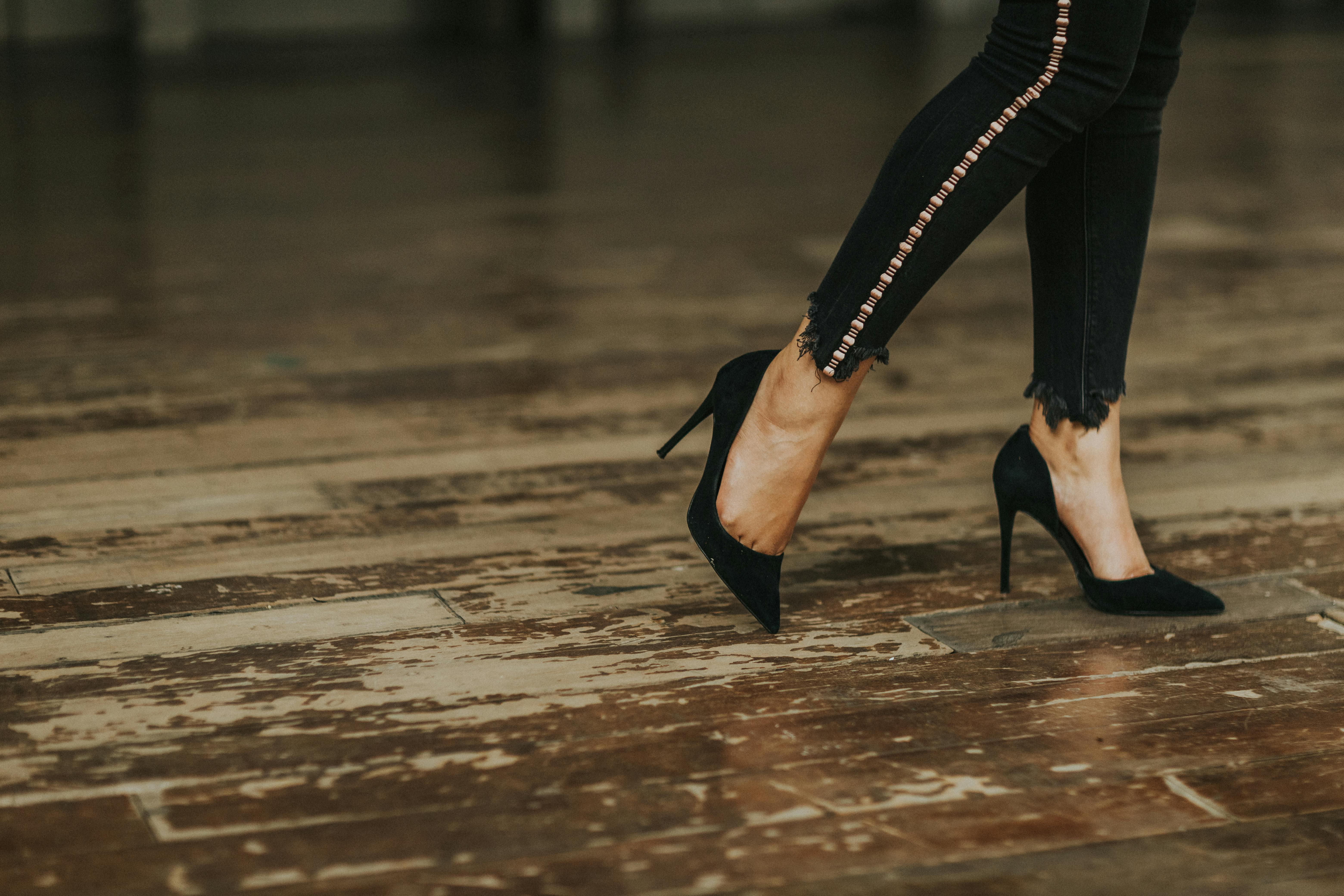 Una mujer bailando con tacones. Foto: Luis Quintero (Pexels)